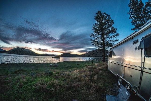 Guide Pratique des Aires de Camping-Car au Lac de Sainte-Croix: Emplacements et Astuces pour un Séjour Idyllique