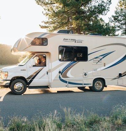 Un terrain de camping entouré de montagnes.